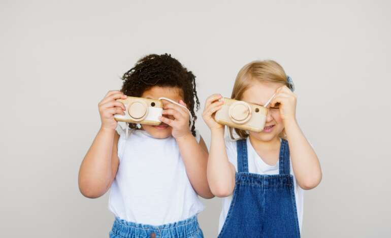 2 Kinder mit Kameras vor den Augen