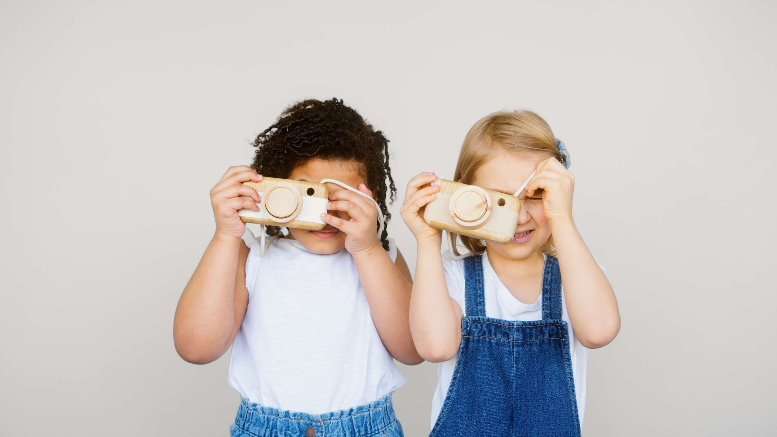 2 Kinder mit Kameras vor den Augen